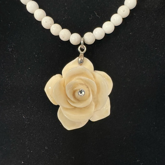 White coral beads and flower choker with crystal center stone. - Picture 2 of 5